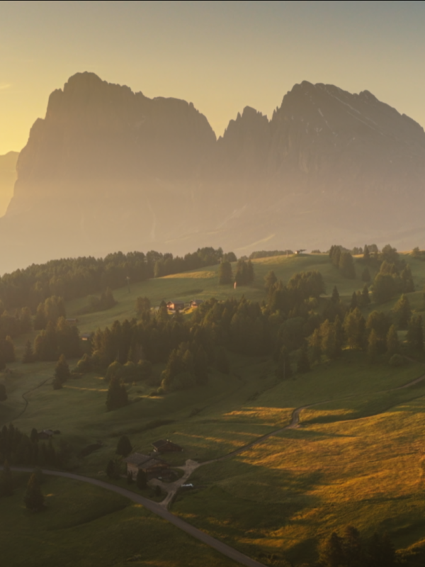 Alpe di Siusi – A Cinematic Flight Through Morning Light
